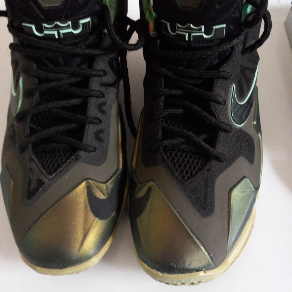 Nike LeBron XI (Kids) 5.5y women 7, 5.5 men preown